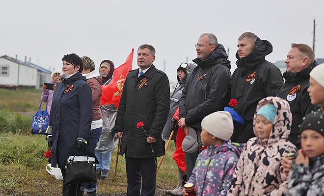 В руках у гостей было по одной красной гвоздике. Каждый возложил её к подножию мемориала. ФОТО: ПРЕСС-СЛУЖБА ПРАВИТЕЛЬСТВА ЧУКОТСКОГО АО