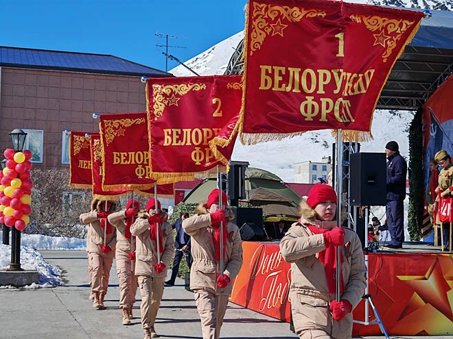 Юнармейцы Эгвекинота вслед за шествием «Бессмертного полка» внесли на площадь перед зданием Администрации муниципалитета штандарты всех восьми фронтов заключительного этапа Великой Отечественной войны. ФОТО: ИННА ГЛАДКОВА Юнармейцы Эгвекинота вслед за шествием «Бессмертного полка» внесли на площадь перед зданием Администрации муниципалитета штандарты всех восьми фронтов заключительного этапа Великой Отечественной войны. ФОТО: ИННА ГЛАДКОВА