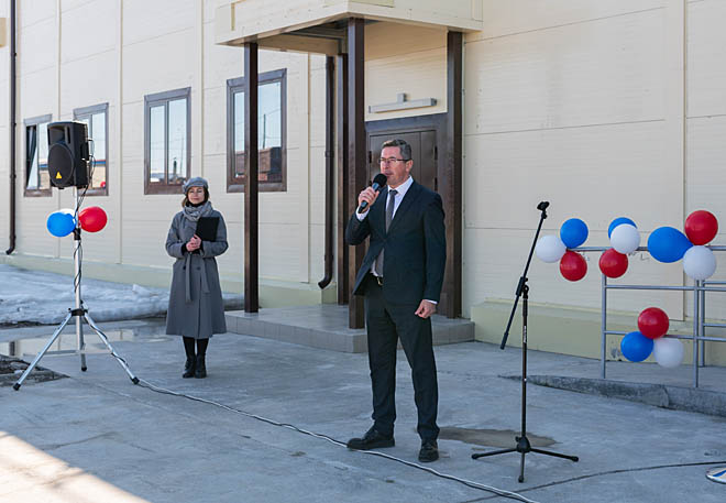 Начальник окружного Департамента здравоохранения Павел Фадеев во время открытия нового корпуса участковой больницы сообщил, что сейчас ведётся активная работа по привлечению специалистов для укомплектования его штата. ФОТО: ЗЕМФИРА АЗАМАТОВА Начальник окружного Департамента здравоохранения Павел Фадеев во время открытия нового корпуса участковой больницы сообщил, что сейчас ведётся активная работа по привлечению специалистов для укомплектования его штата. ФОТО: ЗЕМФИРА АЗАМАТОВА