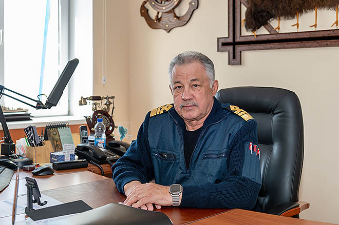Для генерального директора АО «Анадырьморпорт» Виктора Тюхтий нынешняя навигация станет уже 45-й по счёту. Для генерального директора АО «Анадырьморпорт» Виктора Тюхтий нынешняя навигация станет уже 45-й по счёту.