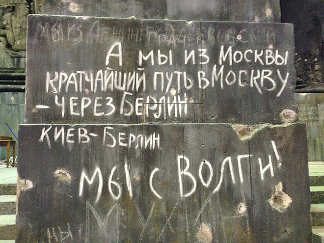 По свидетельству Зинченко, руке Лотошкина принадлежит надпись на основании одной из колонн рейхстага «Кратчайший путь в Москву – через Берлин». По свидетельству Зинченко, руке Лотошкина принадлежит надпись на основании одной из колонн рейхстага «Кратчайший путь в Москву – через Берлин».