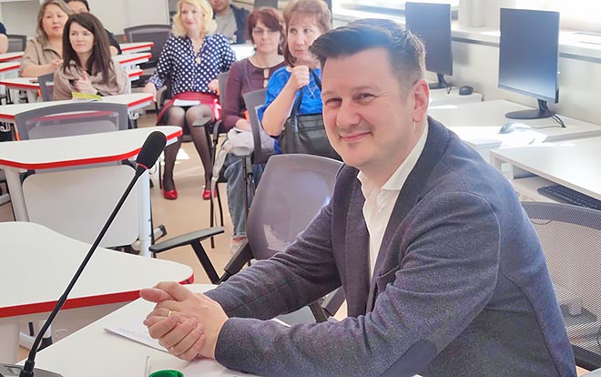 Директор школы из Санкт-Петербурга обладатель звания «Учитель года России – 2014» Дмитрий Рочев сообщил о договорённости, направленной на сотрудничество школ Чукотки и Северной столицы. ФОТО: T.ME/DEPOBR_CHUKOTKA Директор школы из Санкт-Петербурга обладатель звания «Учитель года России – 2014» Дмитрий Рочев сообщил о договорённости, направленной на сотрудничество школ Чукотки и Северной столицы. ФОТО: T.ME/DEPOBR_CHUKOTKA