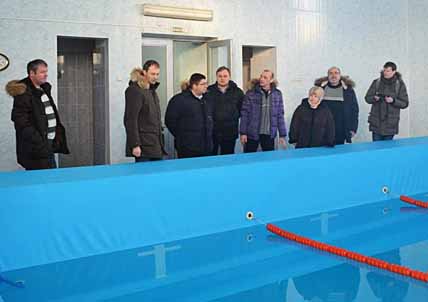 В зоне особого внимания губернатора оказался и бассейн, который находится в плачевном состоянии. Перед руководством спортивной школы поставлена задача подготовить смету на выполнение ремонтных работ. В зоне особого внимания губернатора оказался и бассейн, который находится в плачевном состоянии. Перед руководством спортивной школы поставлена задача подготовить смету на выполнение ремонтных работ.