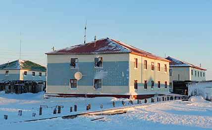 В село, окружённое реками, озёрами и болотами, в летнее время попасть даже для оказания экстренных медицинских услуг можно только вертолётом. ФОТО: НИКИТА ШАЛАГИНОВ В село, окружённое реками, озёрами и болотами, в летнее время попасть даже для оказания экстренных медицинских услуг можно только вертолётом. ФОТО: НИКИТА ШАЛАГИНОВ