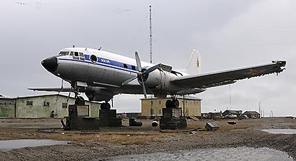 Памятник знаменитому ледовому разведчику Ил-14 удалось установить в аэропорту Мыс Шмидта только с третьей попытки. Первый сожгли хулиганы, второй упал на подлёте в лагуну (к счастью, обошлось без жертв). А тот, что можно увидеть сейчас, выделил министр гражданской авиации СССР Бугаев с формулировкой: «Авиадиспетчеру Дунаеву Ю. А. за упорство в сохранении памяти гражданской авиации». ФОТО: МАКСИМ ДЕМИНОВ