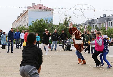 Больше всего детворы и взрослых привлекла азартная спортивная игра «Поймай оленя», где участников, изображающих оленей, пытались поймать с помощью чаата. ФОТО: НИКИТА ШАЛАГИНОВ