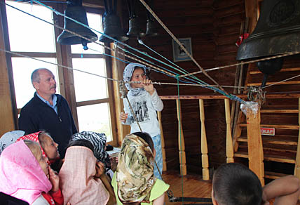 ДЕТИ БЬЮТ ВО ВСЕ КОЛОКОЛА