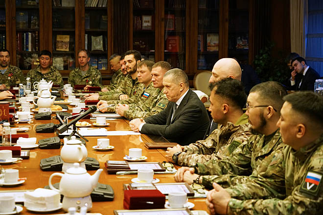 Юрий Трутнев встретился с добровольцами–госслужащими из дальневосточных регионов, вернувшимися с СВО