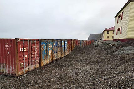 БЕРЕГ УКРЕПЯТ КОНТЕЙНЕРАМИ