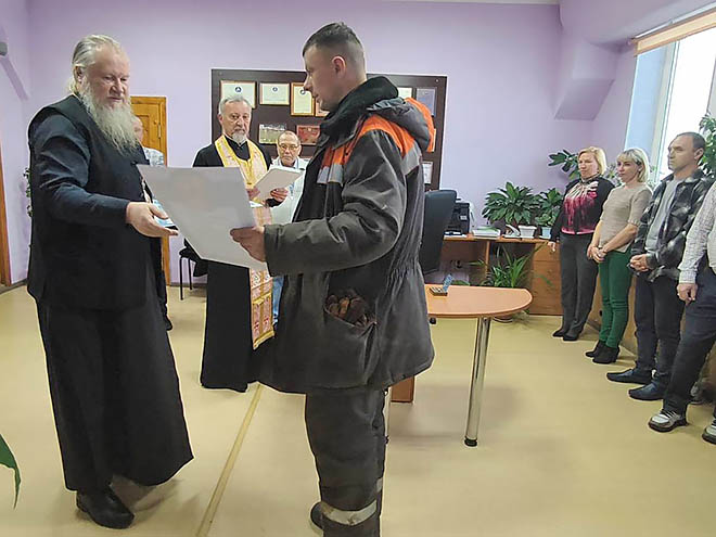 Шахтёры удостоены архиерейских грамот за помощь в строительстве храма в Угольных Копях