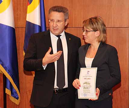 ПАРТИЯ КРЕПИТ РЯДЫ