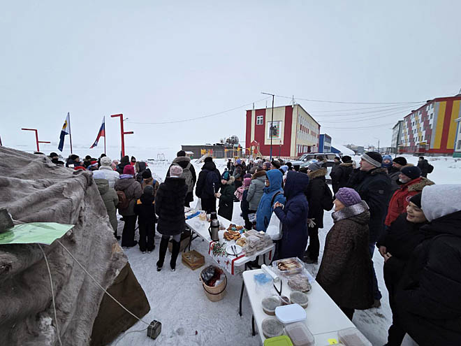 Всем миром у яранги