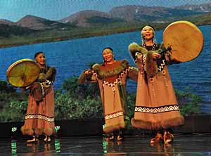 АПЛОДИСМЕНТЫ ПОЮЩЕМУ СЕЛУ