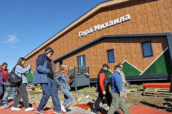 Гора идёт к человеку