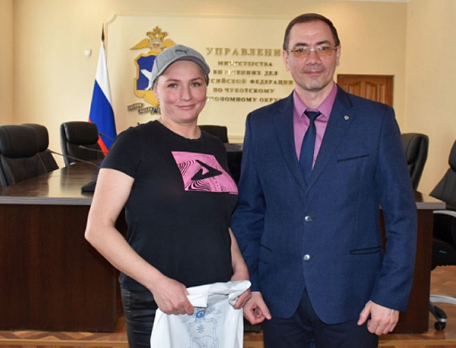 Полицейские наградили неравнодушную женщину, которая помогла найти пропавшего ребёнка