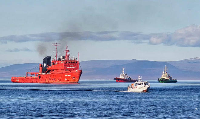 «Отто Шмидт» пришёл на помощь