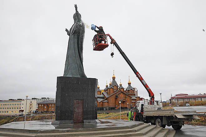 В Анадыре помыли самый большой в мире памятник Николаю Чудотворцу