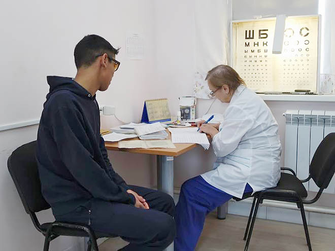 Врачи Чукотской райбольницы провели профилактический осмотр детского и взрослого населения Уэлена