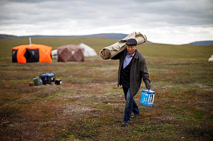 В ТУНДРУ  НЕ С ПУСТЫМИ РУКАМИ