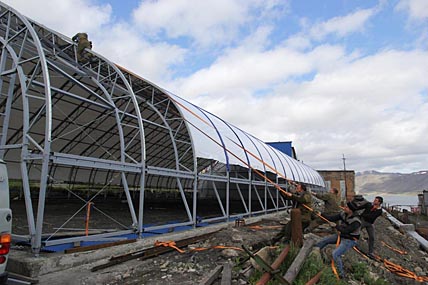 ЗАВЕРШИЛИ КРЫШУ, ПЕРЕШЛИ НА СТЕНЫ