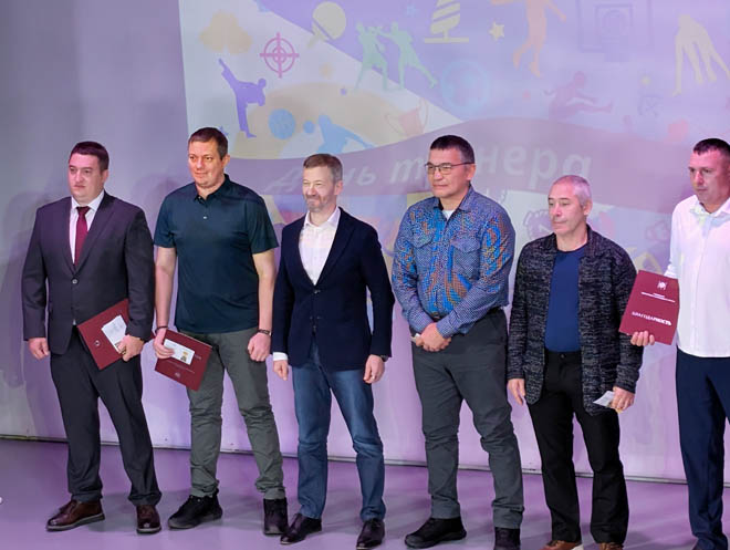 В поддержку спортивных наставников