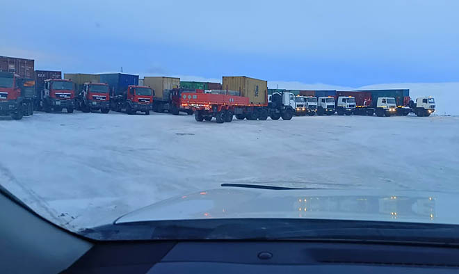 Первая автоколонна с грузами для Билибино выехала из Певек 1 ноября и за неделю преодолела полпути