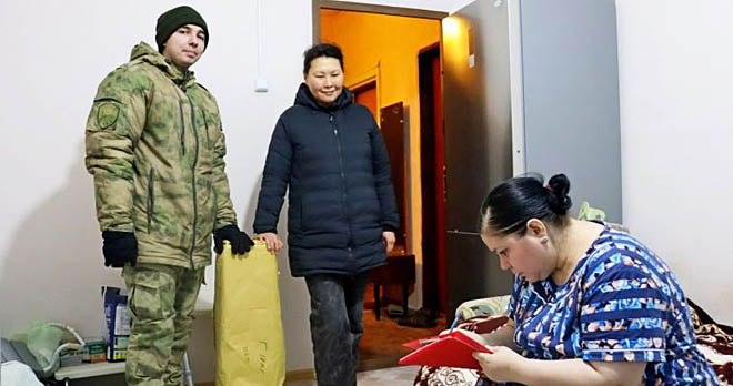 Активисты ТСО «Ройыръын-Семья» и росгвардейцы передали продуктовые наборы жителям с ограниченными возможностями здоровья
