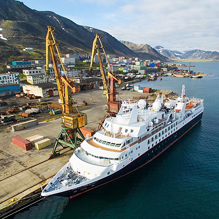 ИНОСТРАНЦЕВ ВСТРЕТИЛИ ХЛЕБОМ-СОЛЬЮ