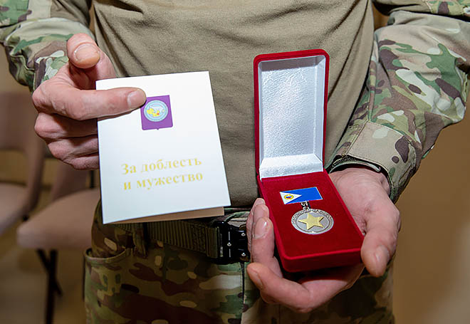 Пять ветеранов боевых действий впервые удостоились нового знака отличия округа «За доблесть и мужество»