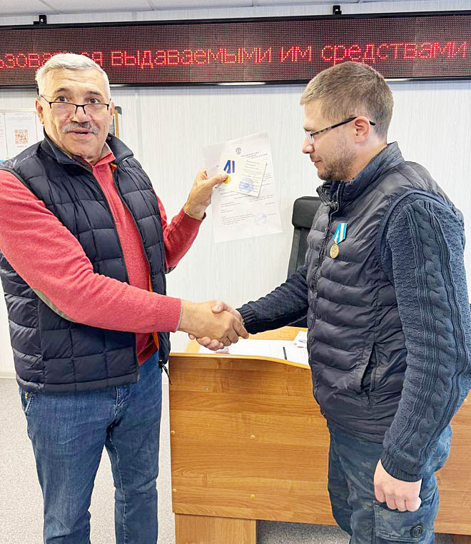Медали МЧС вручили четверым старателям артели «Шахтёр», пришедшим на помощь экипажу разбившегося Ан-2