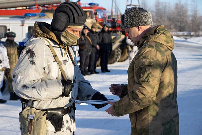 Троим бойцам Росгвардии, вернувшимся на Чукотку из зоны СВО, вручили Георгиевские кресты IV степени