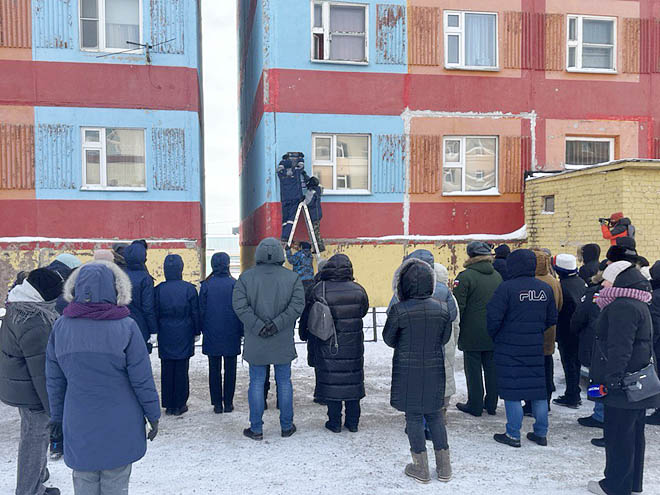 Памятные таблички установили в Анадыре на фасадах домов, где жили героически погибшие бойцы СВО