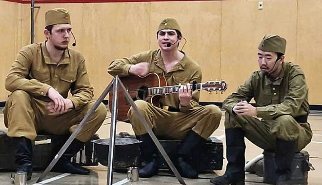 Три солдата у костра памяти