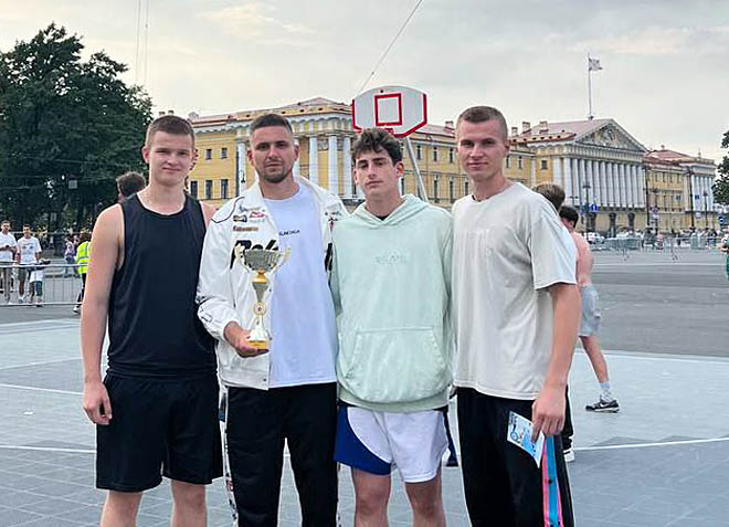 Оранжевый мяч зашёл в кольцо