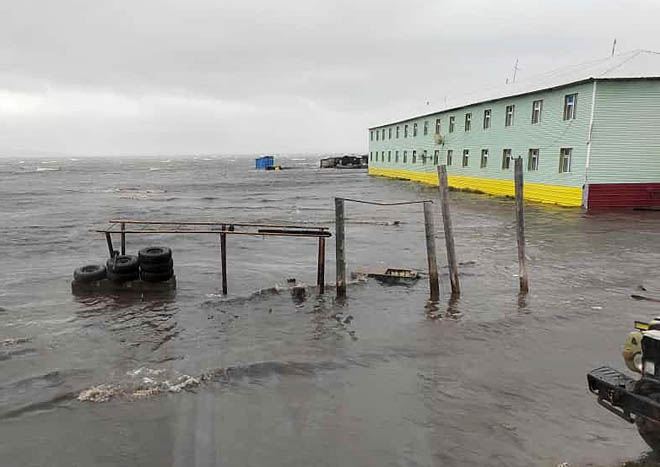 Из-за шторма и нагона воды в селе Рыткучи возникла угроза подтопления жилых домов