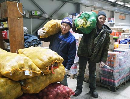 СКЛАДЫ ЗАТАРИЛИ ПРОДУКТАМИ