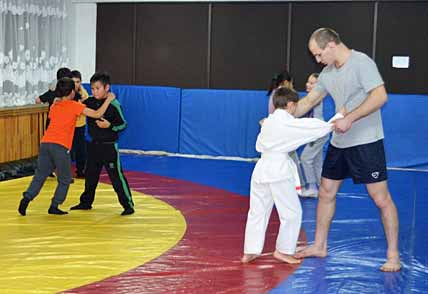 С БОРЦОВСКОГО КОВРА СТРЯХНУЛИ ПЫЛЬ