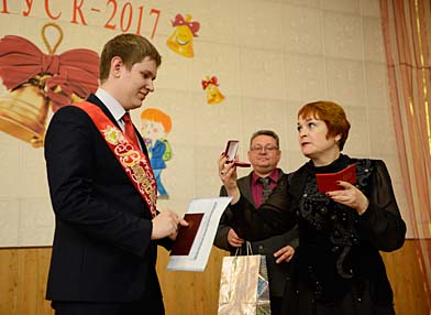 ВЫПУСКНИКИ  БЬЮТ РЕКОРДЫ