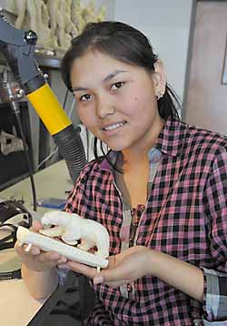 ИСКУСНА В РЕЗЬБЕ, ПОТОМУ ЧТО КАНЛЕ