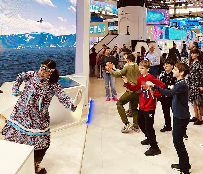 Влечёт полярный волк и мамонт