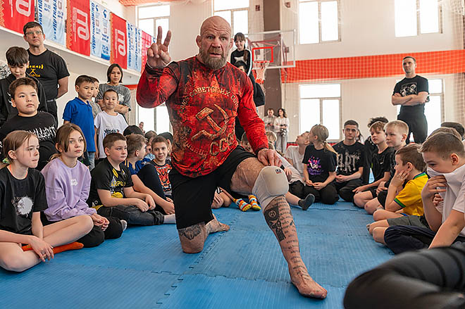 Более 60 юных борцов потренировались в Анадыре с двукратным чемпионом мира по грепплингу Джеффом Монсоном