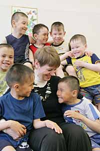 КАК ИЗЮМ ПОПАДАЕТ В БУЛОЧКУ