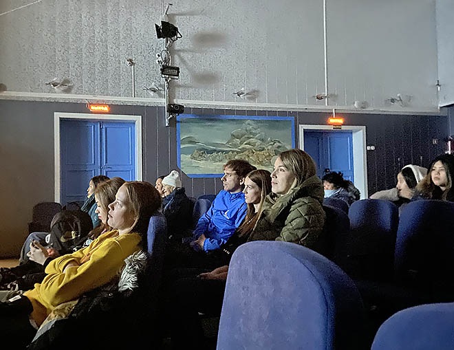 Уличное кино завели под крышу