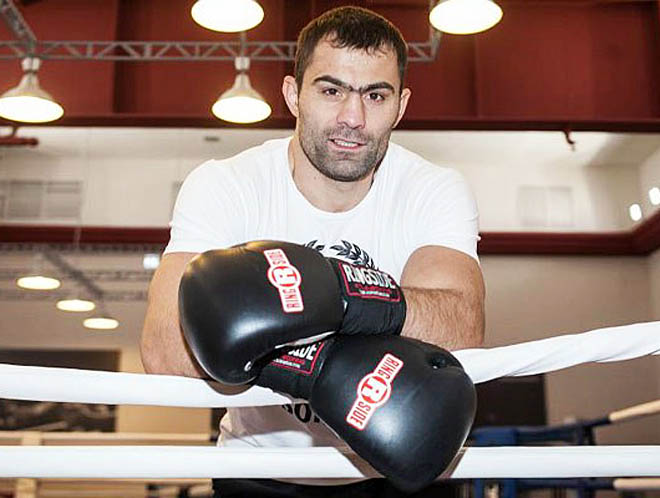 Олимпийский чемпион Рахим Чахкиев стал гостем Окружного первенства по боксу имени Аймира Миягашева