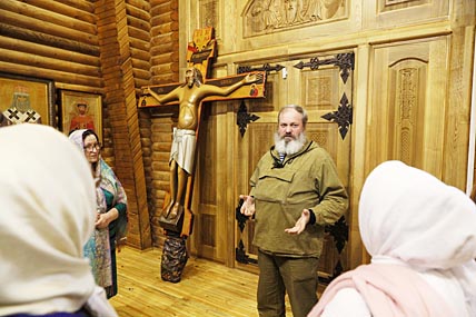 ПОД СЕНЬЮ ГОДЕНОВСКОГО КРЕСТА