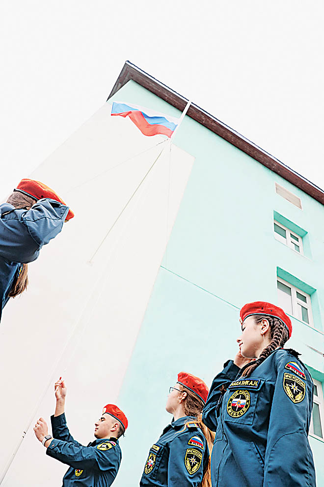 Школа равняется на флаг