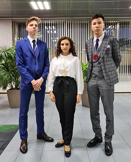 ДВА ЛИЦЕИСТА И ШКОЛЬНИЦА