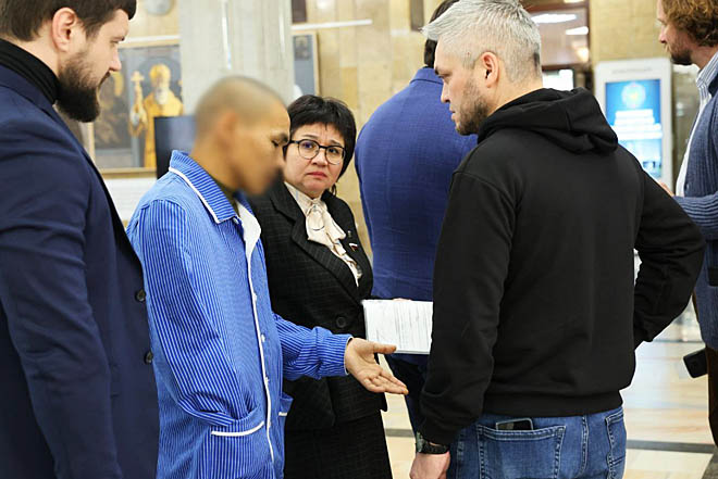 В хороших условиях, у лучших врачей