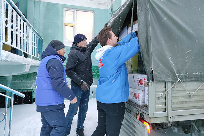 Около тонны тёплых вещей и продуктов отправили единороссы Чукотки жителям ДНР в День Конституции