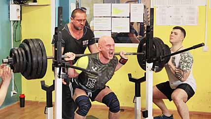 ЖМУТ И ТЯНУТ